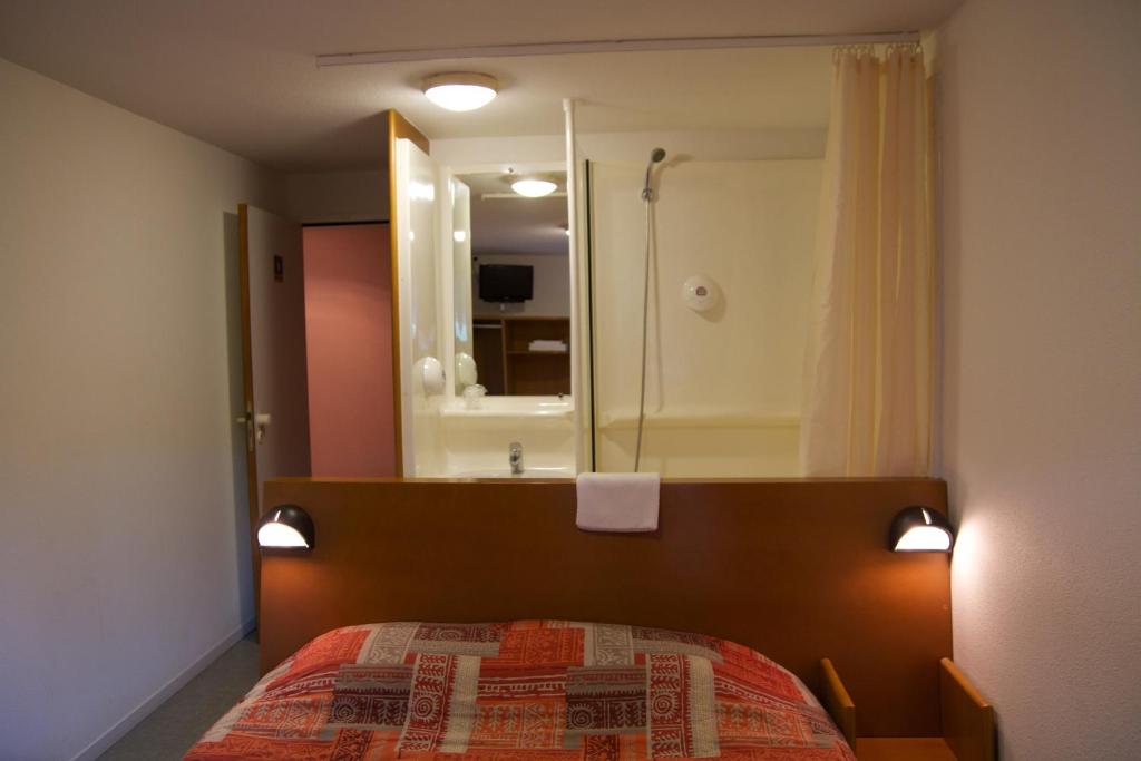 Postel nebo postele na pokoji v ubytování Quick Palace Vannes