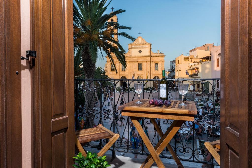 - un balcon avec une table et des verres de vin dans l'établissement Casa Irene, à La Canée