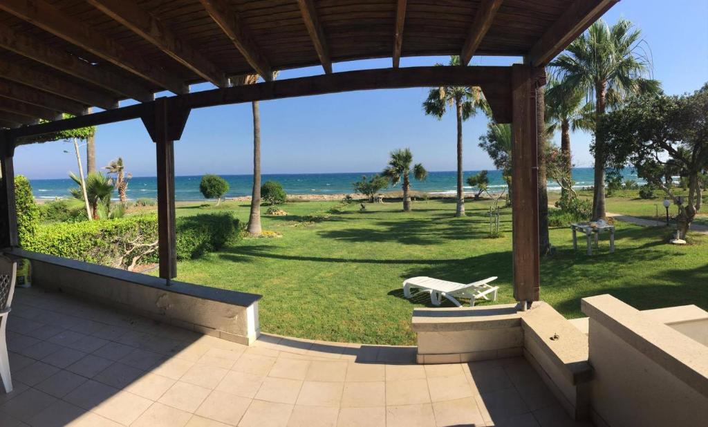 un patio con vistas a la playa y al océano en Sandy Beach Villas 17, en Pyla