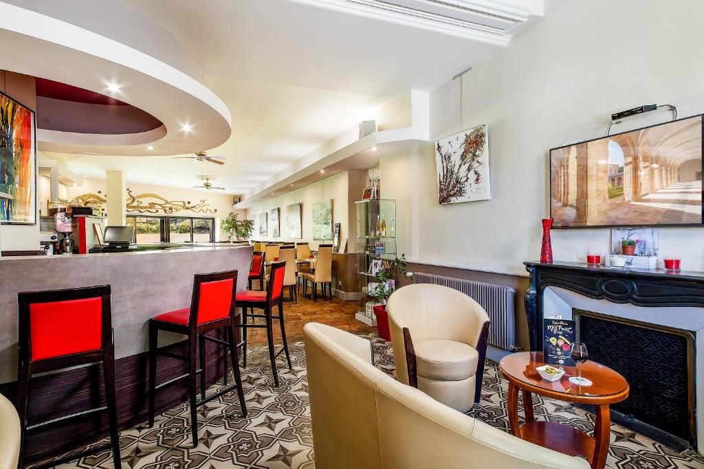 Posezení v ubytování Logis Hôtel Restaurant des Corbières