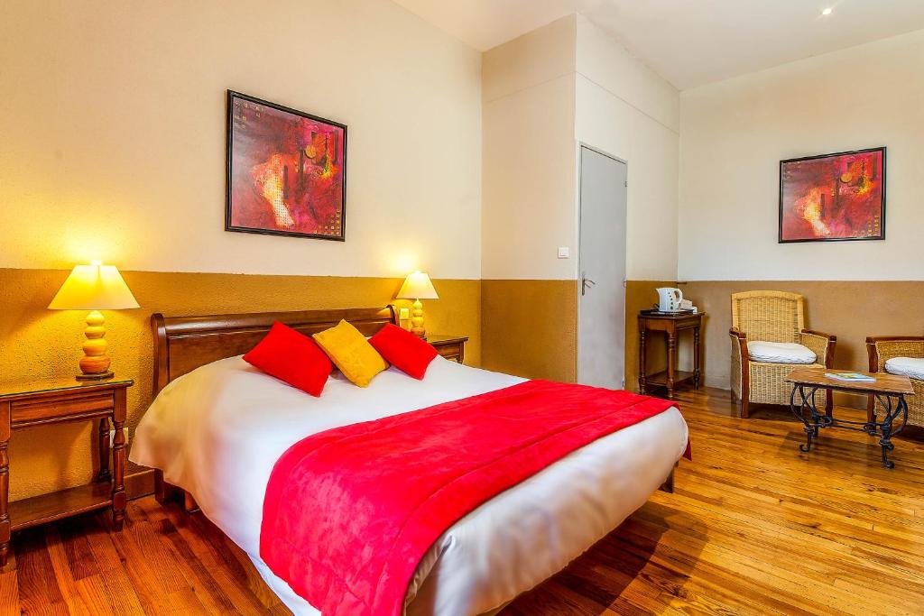 Postel nebo postele na pokoji v ubytování Logis Hôtel Restaurant des Corbières