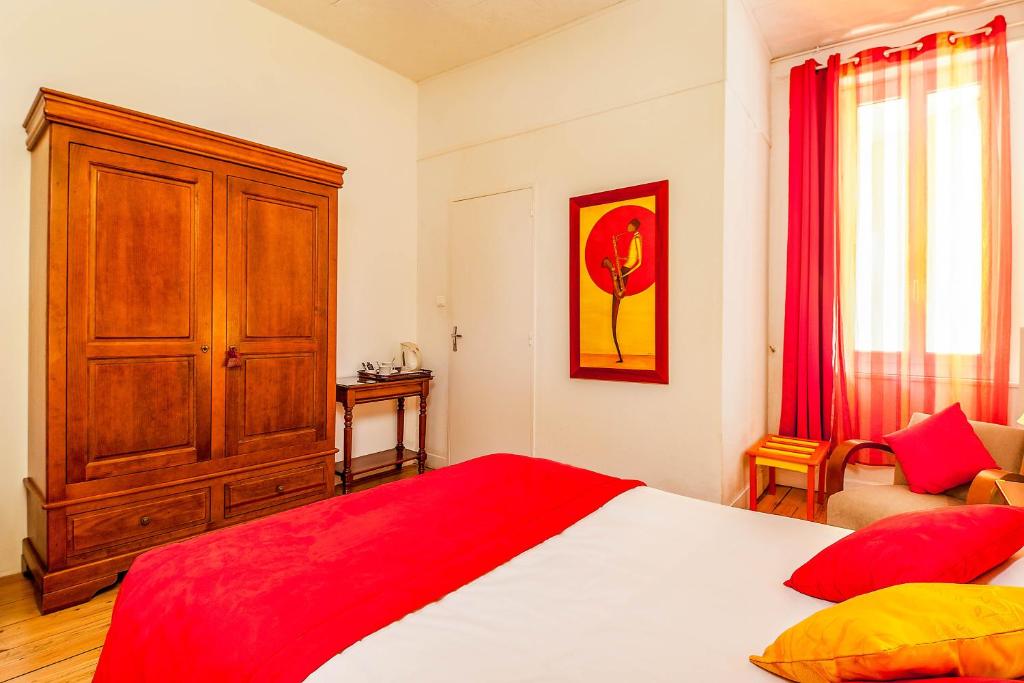 Postel nebo postele na pokoji v ubytování Logis Hôtel Restaurant des Corbières