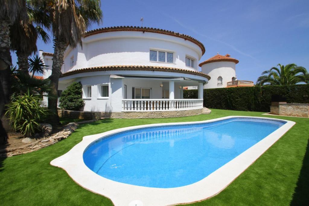 a villa with a swimming pool in front of a house at ARENDA Villa Alamo Pino Alto in Miami Platja