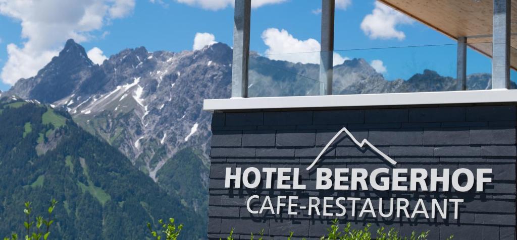 Nespecifikovaný výhled na hory nebo výhled na hory při pohledu z hotelu