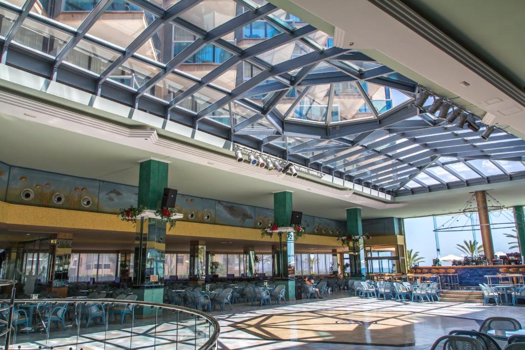 Ein Restaurant oder anderes Speiselokal in der Unterkunft KAKTUS Hotel Kaktus Albir 