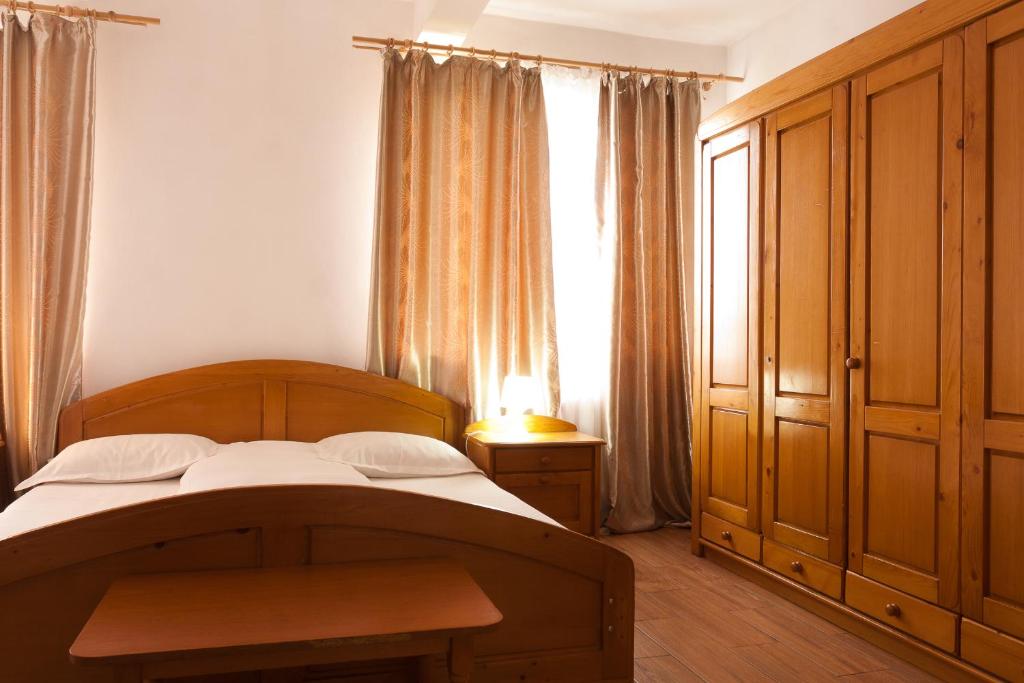 坎皮納的住宿－蒙大拿俱樂部旅館，一间卧室设有一张大床和一个窗户。