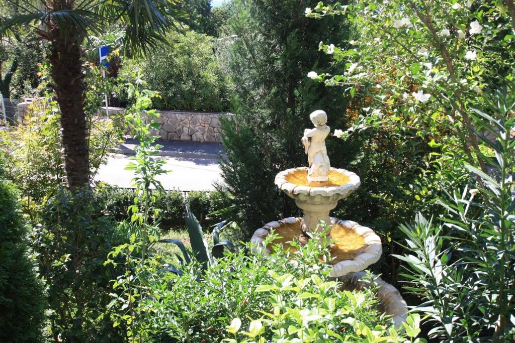 Zahrada ubytování One-Bedroom Apartment Crikvenica 50