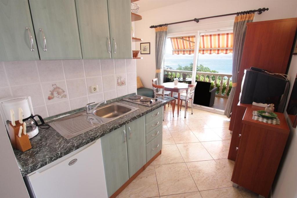 Kuchyň nebo kuchyňský kout v ubytování One-Bedroom Apartment Crikvenica 50