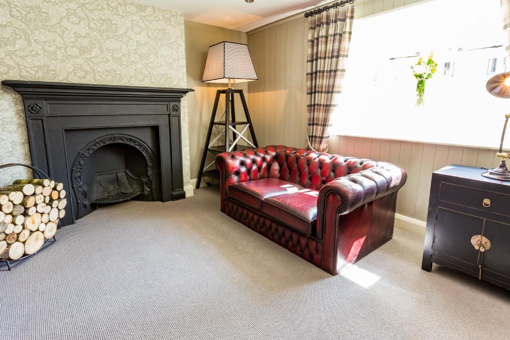 The Dirty Bottles Inn - Family Room