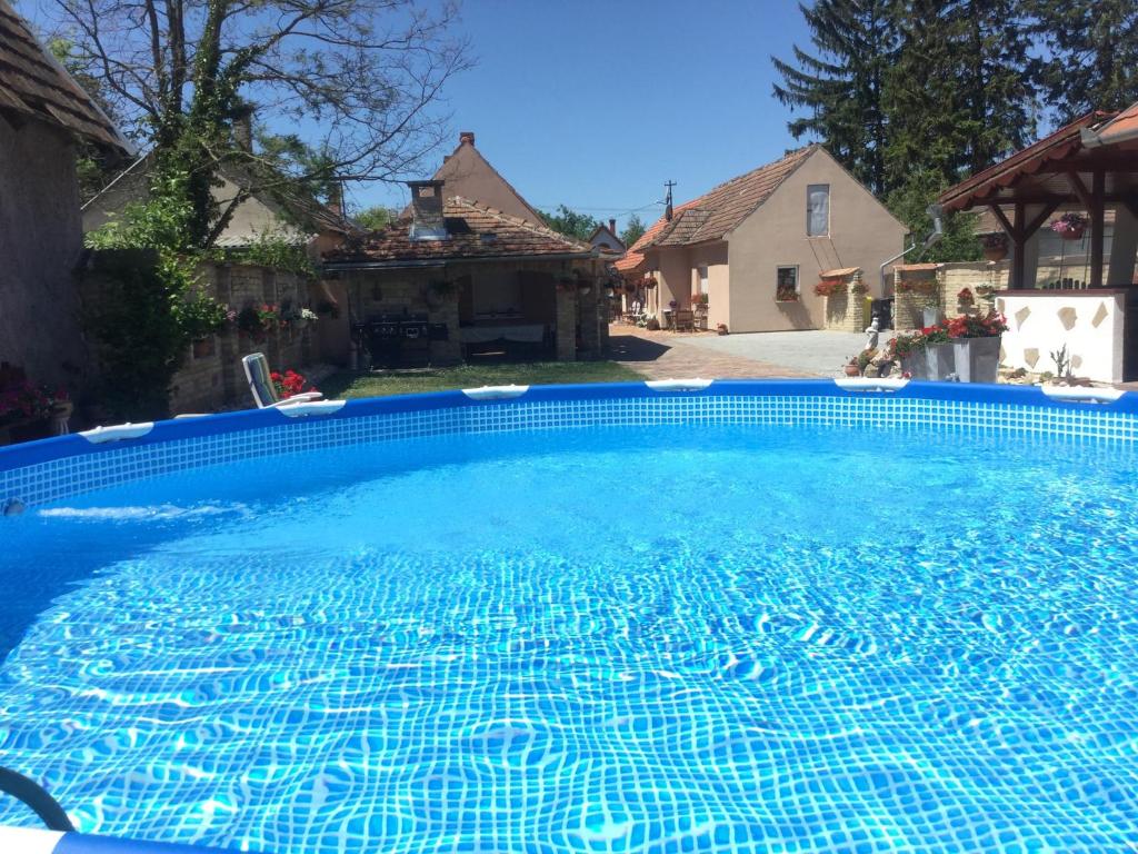 Bazén v ubytování Holiday Home Balatonbereny 2 nebo v jeho okolí