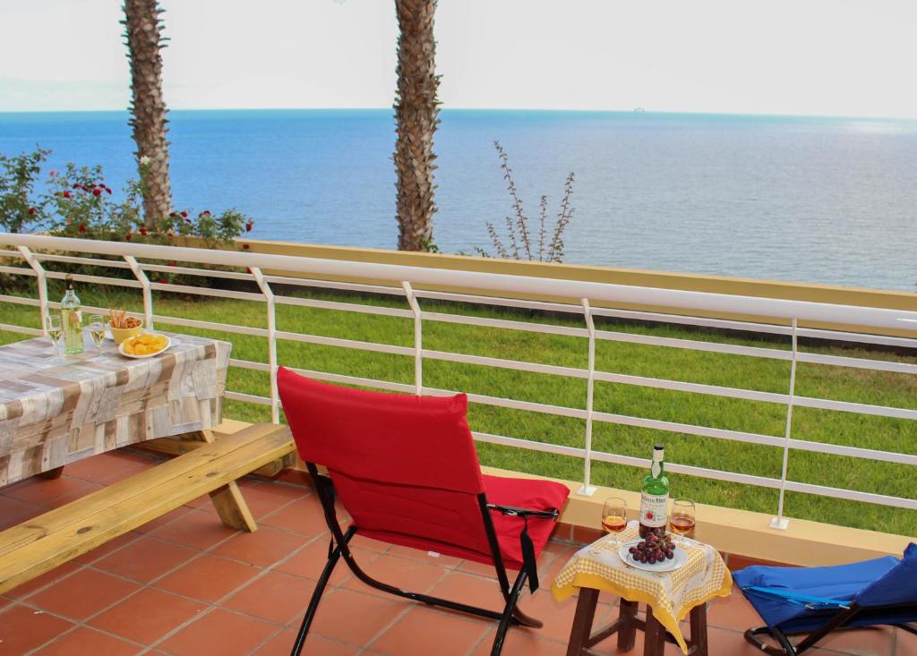 un patio con tavolo, sedie e vista sull'oceano di Vista Formosa Funchal a Funchal