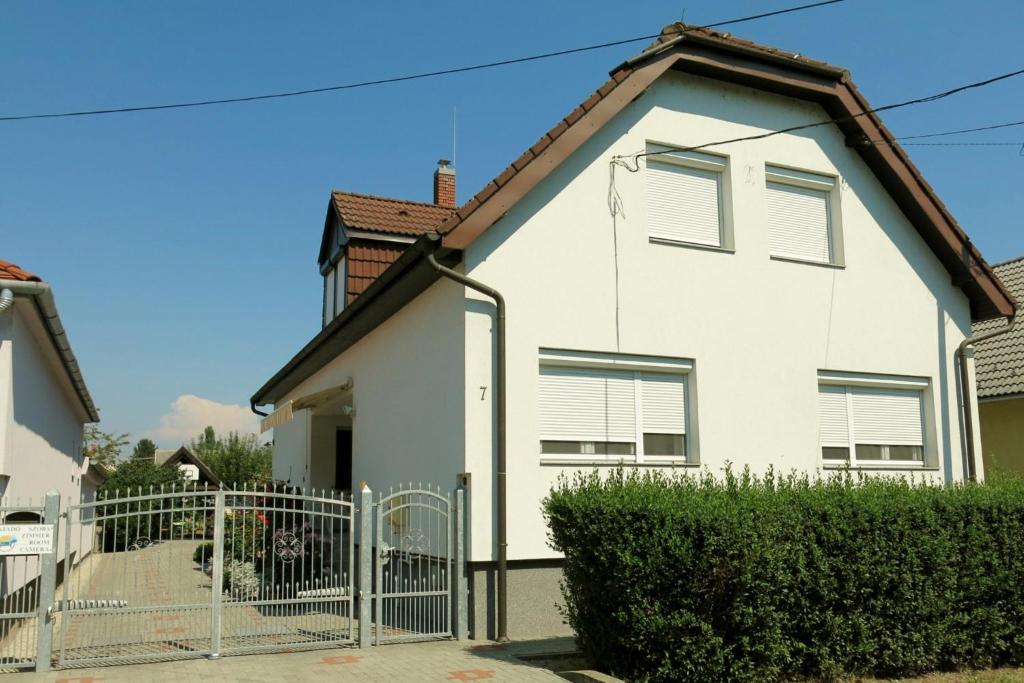 Bolgárkert的住宿－Apartment Keszthely 10，前面有门的白色房子