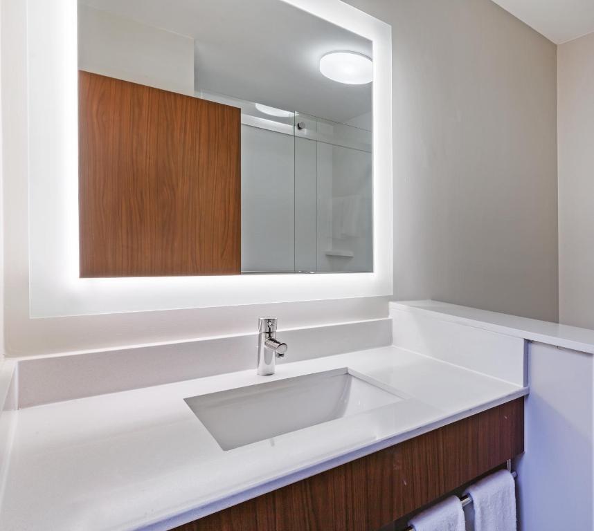 Holiday Inn Express & Suites Tulsa West - Sand Springs, an IHG Hotel - King Room With Roll-In Shower - Disability Access