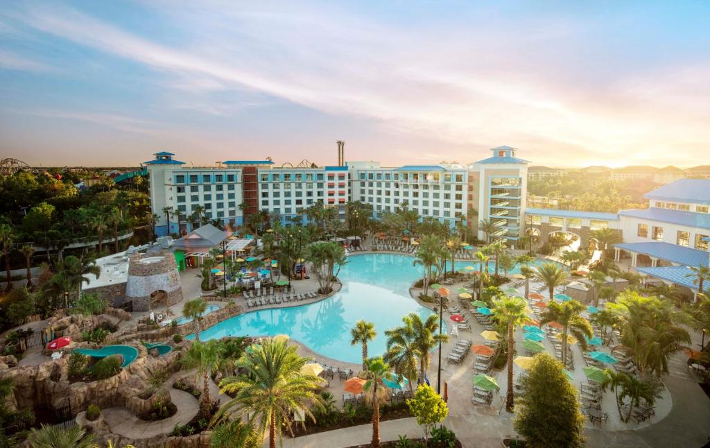 eine Luftansicht eines Resorts mit einem großen Pool in der Unterkunft Universal's Loews Sapphire Falls Resort in Orlando
