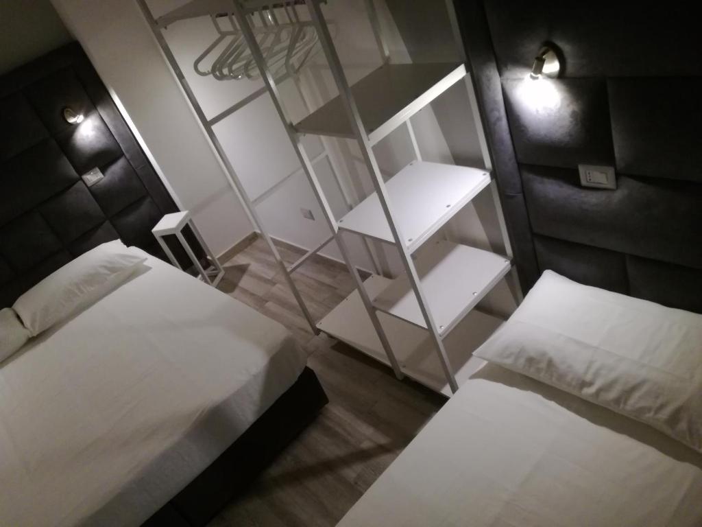 ビシェーリエにあるUna Riga sul Mareの小さなお部屋で、ベッド2台、棚が備わります。