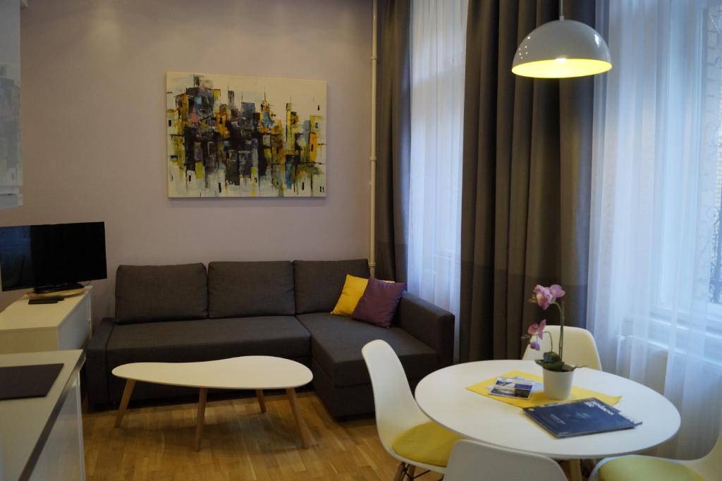 ブダペストにあるApartman Budapest City Centerのリビングルーム(ソファ、テーブル付)