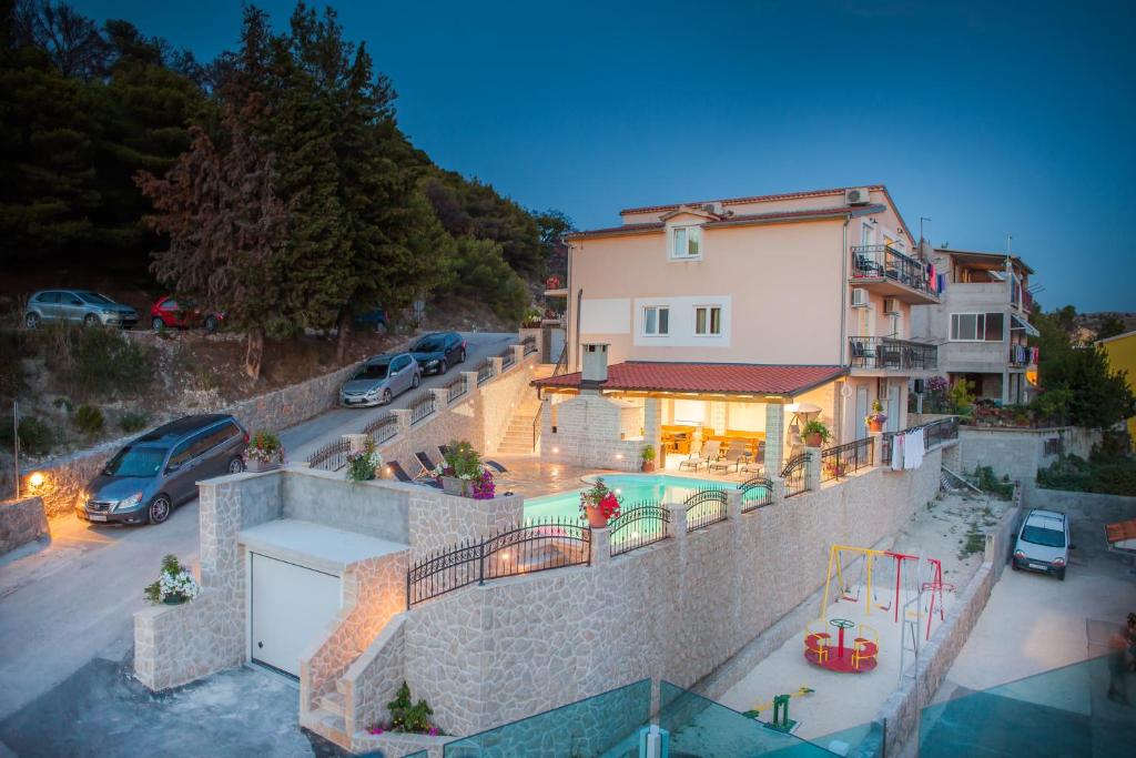 dom z basenem na parkingu w obiekcie Apartments Villa Matea w mieście Žaborić