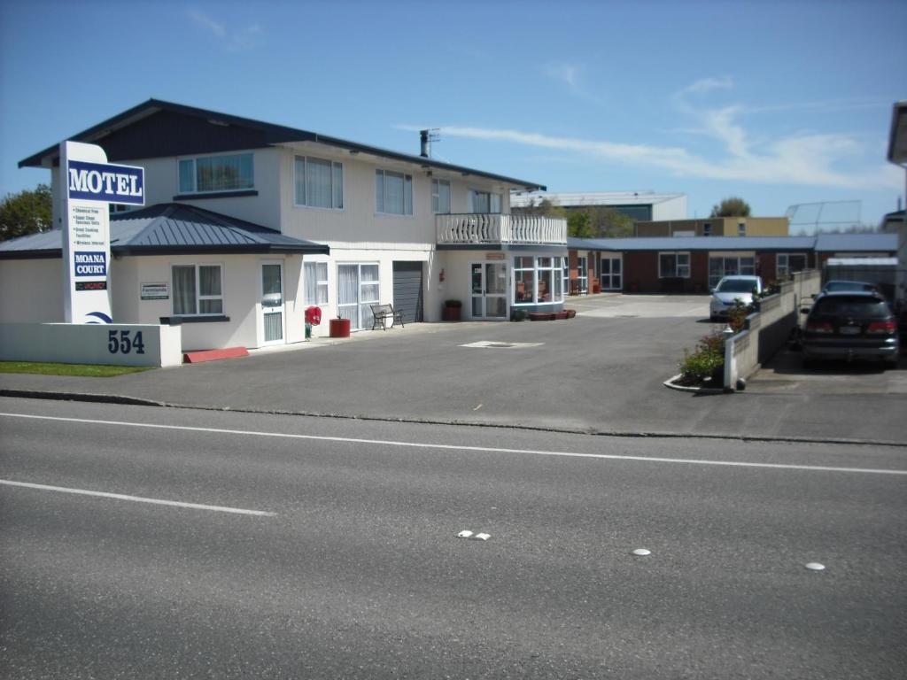 uma vista para a rua de um motel com estacionamento em 554 Moana Court Motel em Invercargill