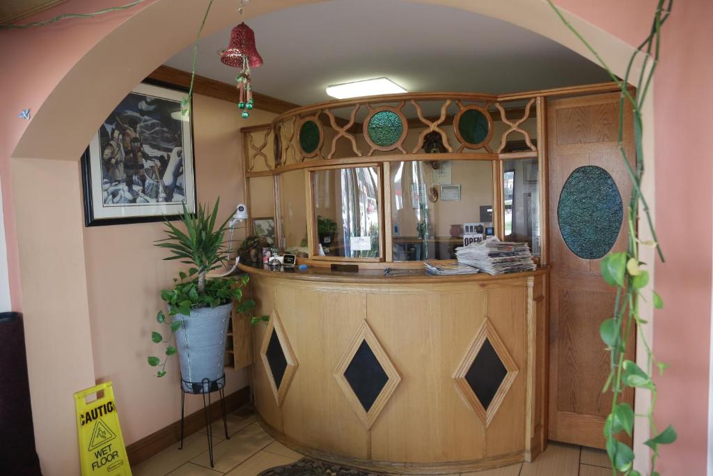 un restaurante con barra en una habitación en Theroff's Motel, en Washington