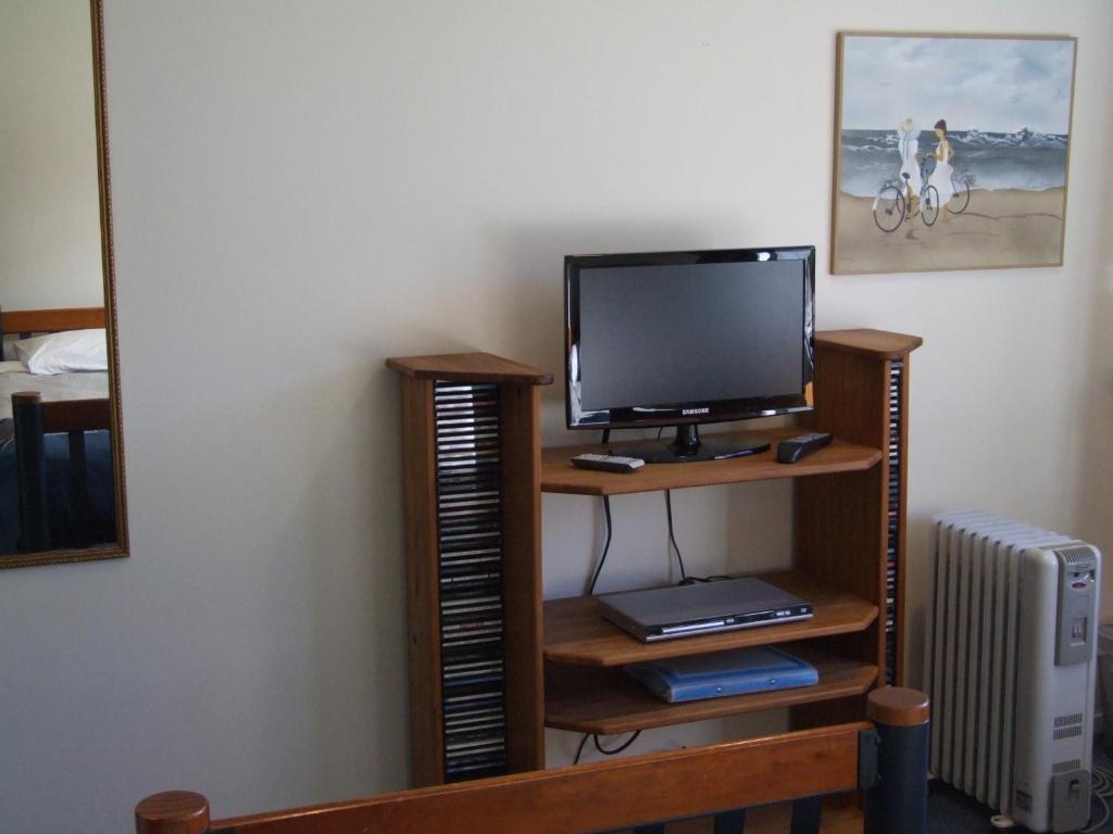 TV a/nebo společenská místnost v ubytování Anakiwa Lodge