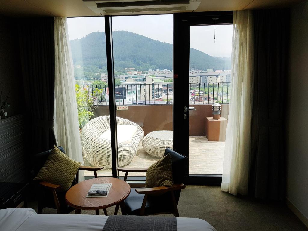 Nespecifikovaný výhled na hory nebo výhled na hory při pohledu z hotelu