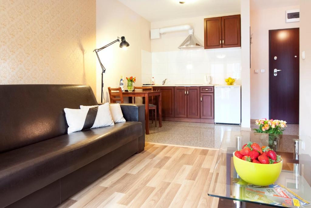 sala de estar con sofá y mesa en Cracow Stay Apartments, en Cracovia