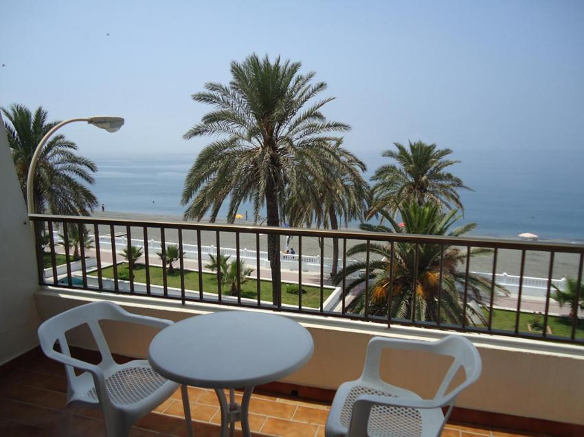 balcone con tavolo, sedie e vista sulla spiaggia di Hotel las Conchas a La Rábita