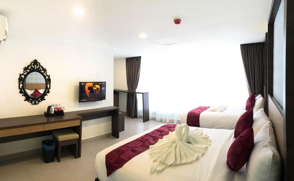 Pokój hotelowy z 2 łóżkami i biurkiem w obiekcie Hotel Check-In w Kuala Lumpur