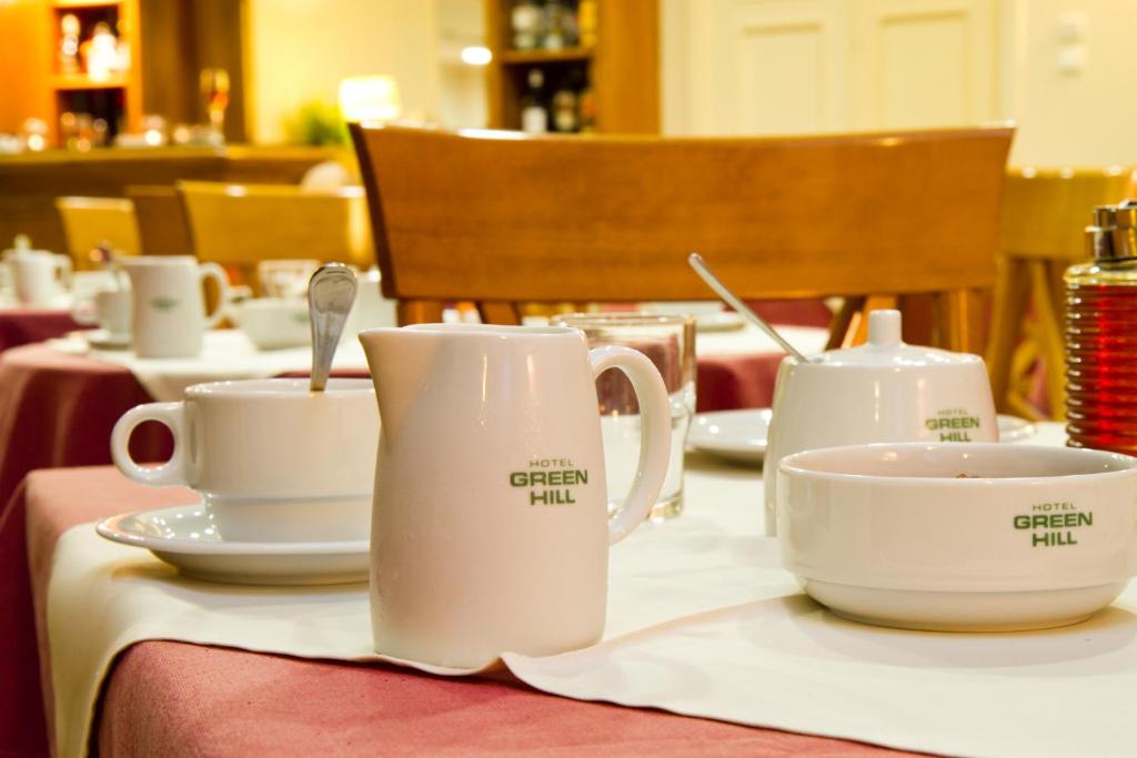 Příslušenství pro přípravu čaje a kávy v ubytování Green Hill Hotel