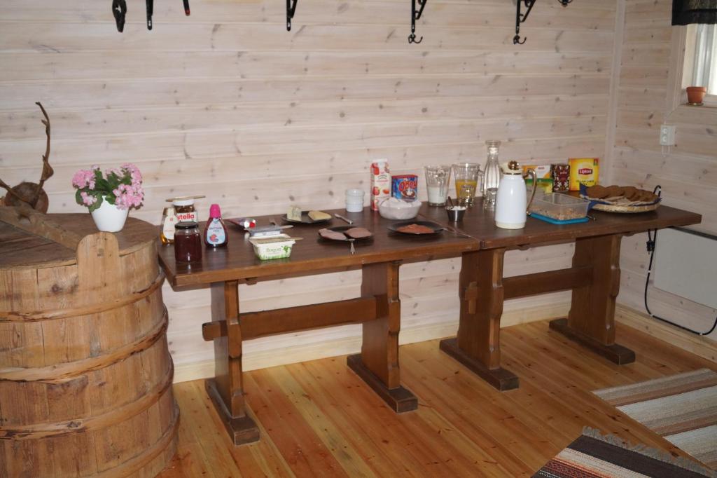un tavolo in legno in una stanza con un barile di Myrkulla Lodge a Jerfojaur