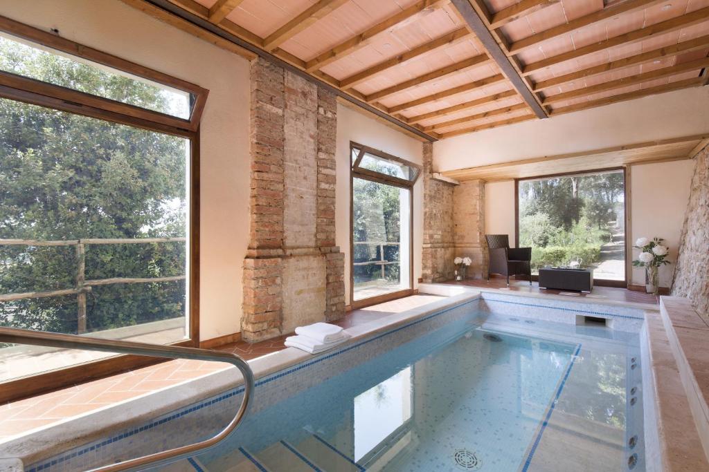 Bazén v ubytování Villa Lecchi Hotel Wellness nebo v jeho okolí