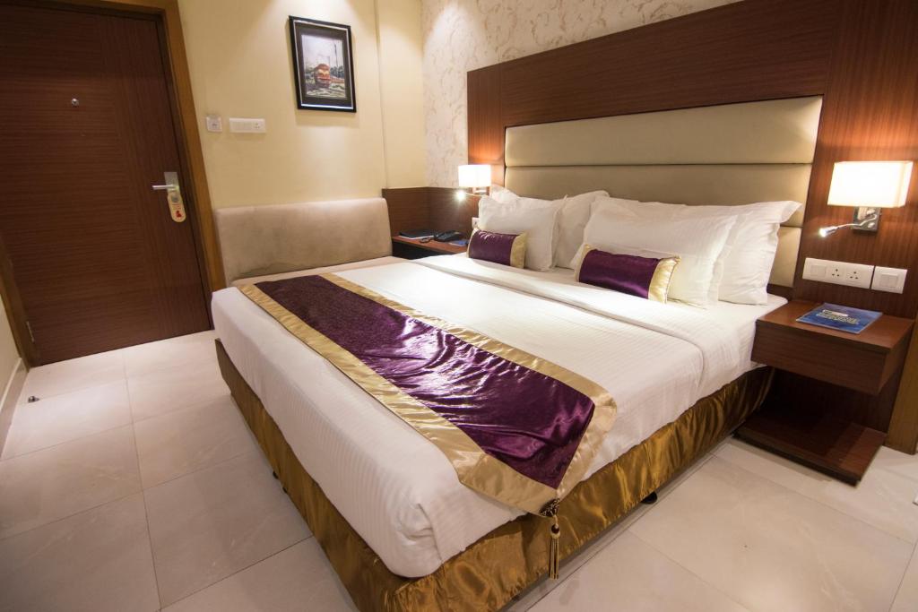 Postel nebo postele na pokoji v ubytování Aura hotel