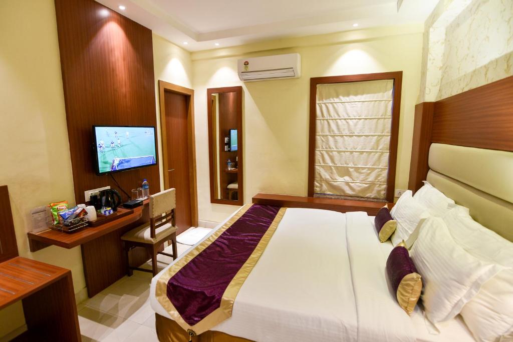 Postel nebo postele na pokoji v ubytování Aura hotel