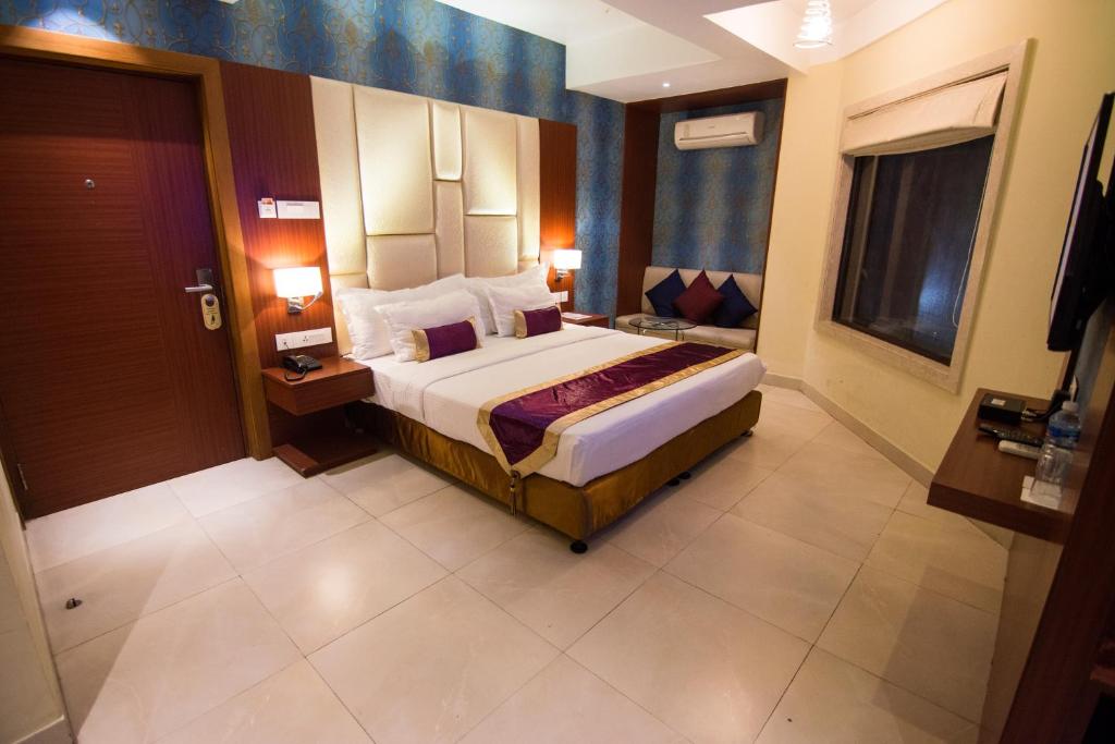 Postel nebo postele na pokoji v ubytování Aura hotel