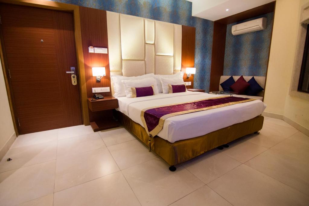 Postel nebo postele na pokoji v ubytování Aura hotel