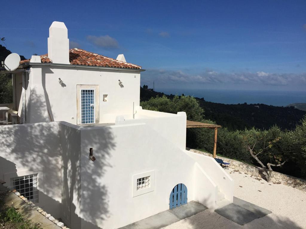 ヴィーコ・デル・ガルガーノにあるCasa San Valentinoの海の見える白い家