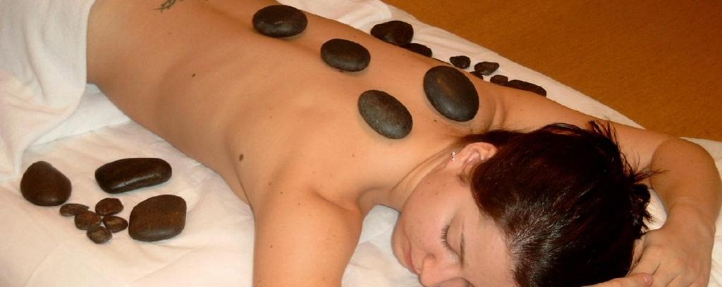 uma mulher deitada numa cama com pedaços de chocolate em Vital & Wellnesshotel Schuerger em Thurmansbang