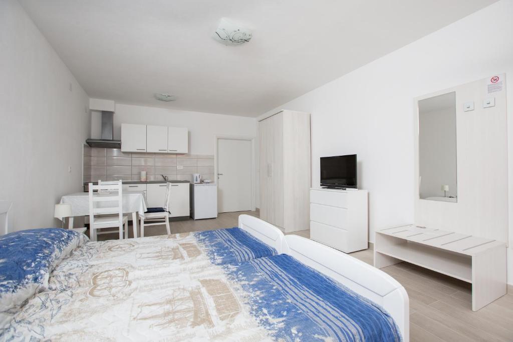 Kuchyňa alebo kuchynka v ubytovaní Apartmani Ve-Ro