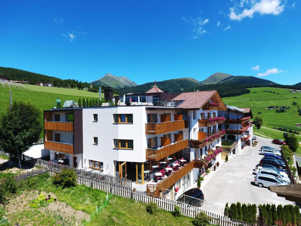 una vista aerea di un hotel con le montagne sullo sfondo di Hotel Kristall a Maranza