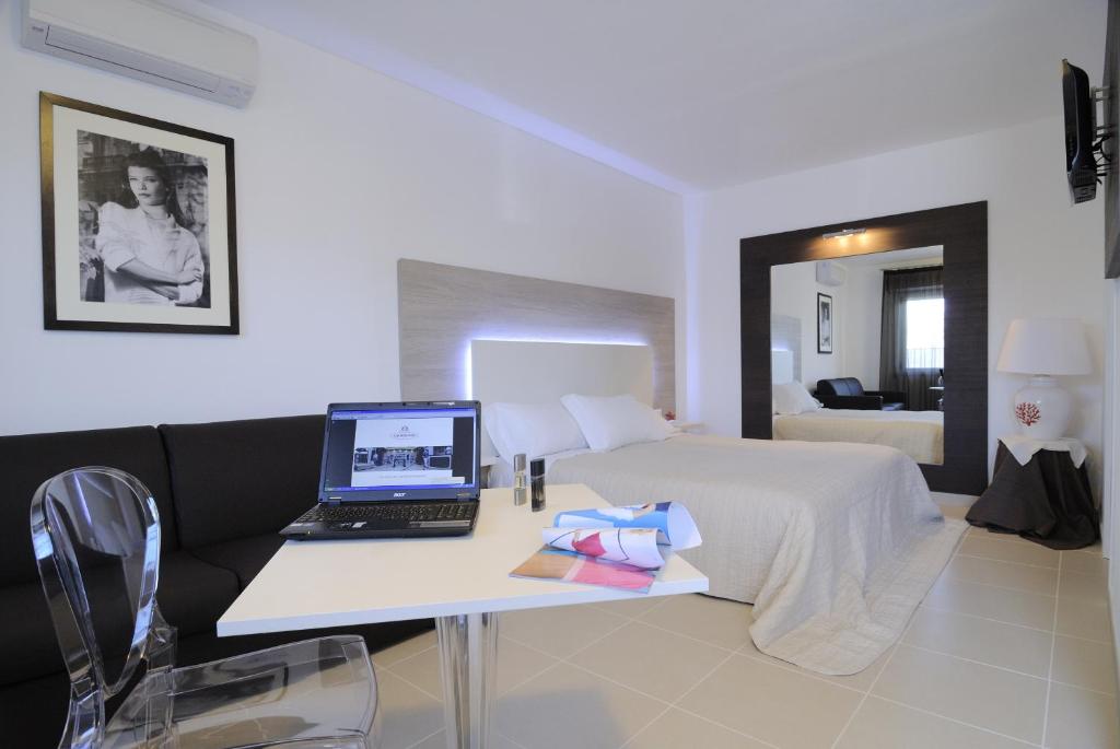 TV a/nebo společenská místnost v ubytování Hotel Ambrosio La Corte