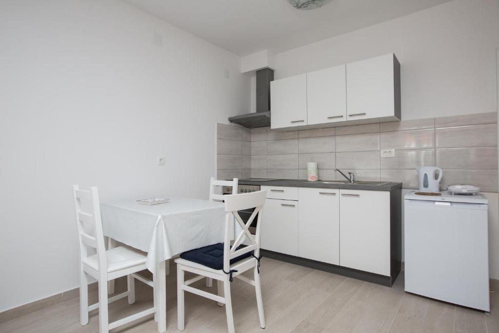 Kuchyňa alebo kuchynka v ubytovaní Apartmani Ve-Ro