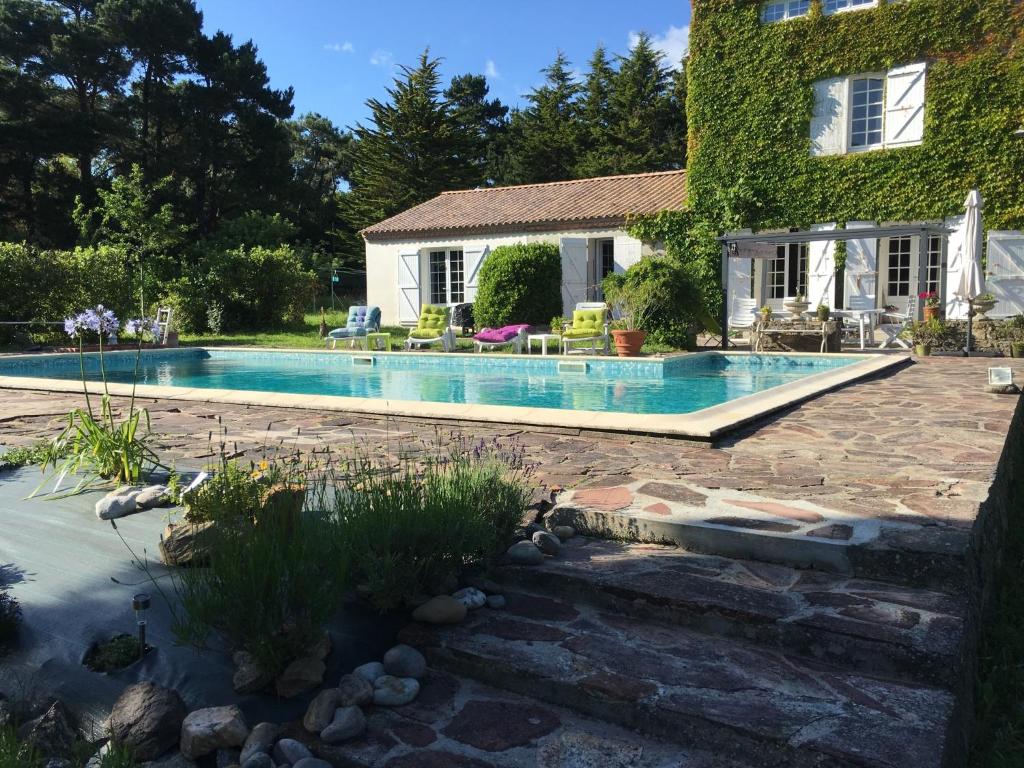 - une piscine en face d'une maison dans l'établissement Les galets de Cayola, à Les Sables-dʼOlonne