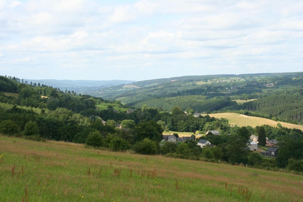 widok na dolinę z wzgórza w obiekcie The View w mieście Francorchamps