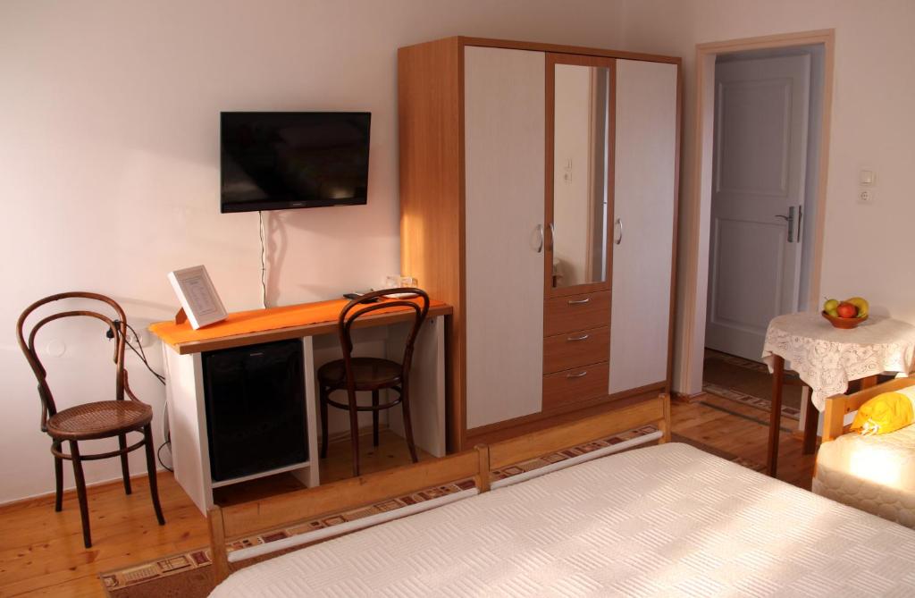 TV a/nebo společenská místnost v ubytování Apartments & Rooms Nada