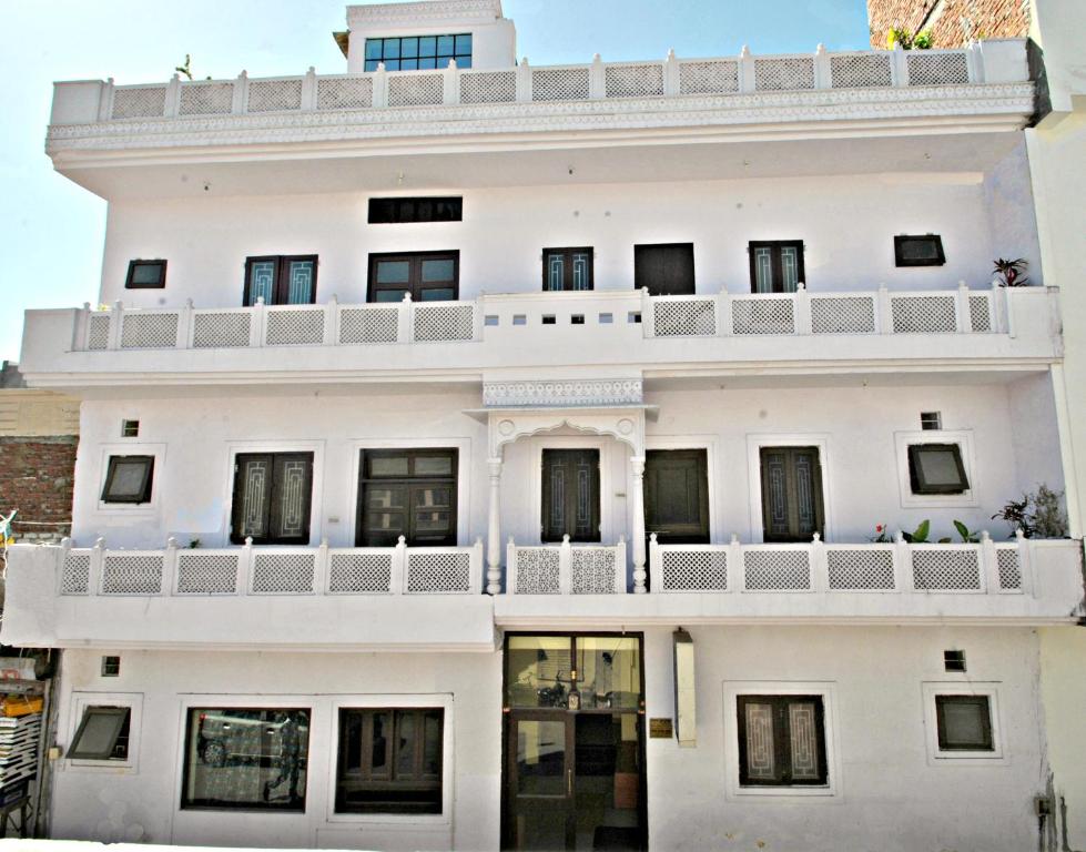 Edificio blanco con balcón en Satkar Hotel, en Jaipur