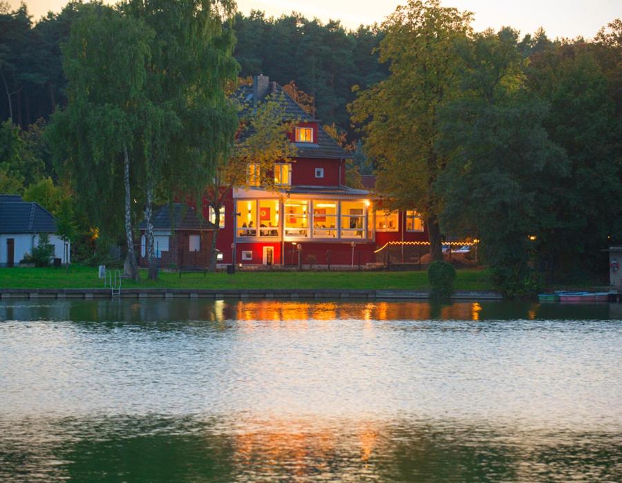 uma casa sentada na costa de uma massa de água em Leutloff's am See em Zeuthen