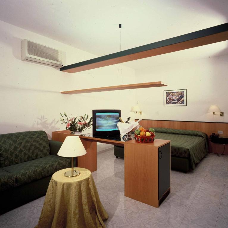 TV a/nebo společenská místnost v ubytování Hotel Ambrosio La Corte