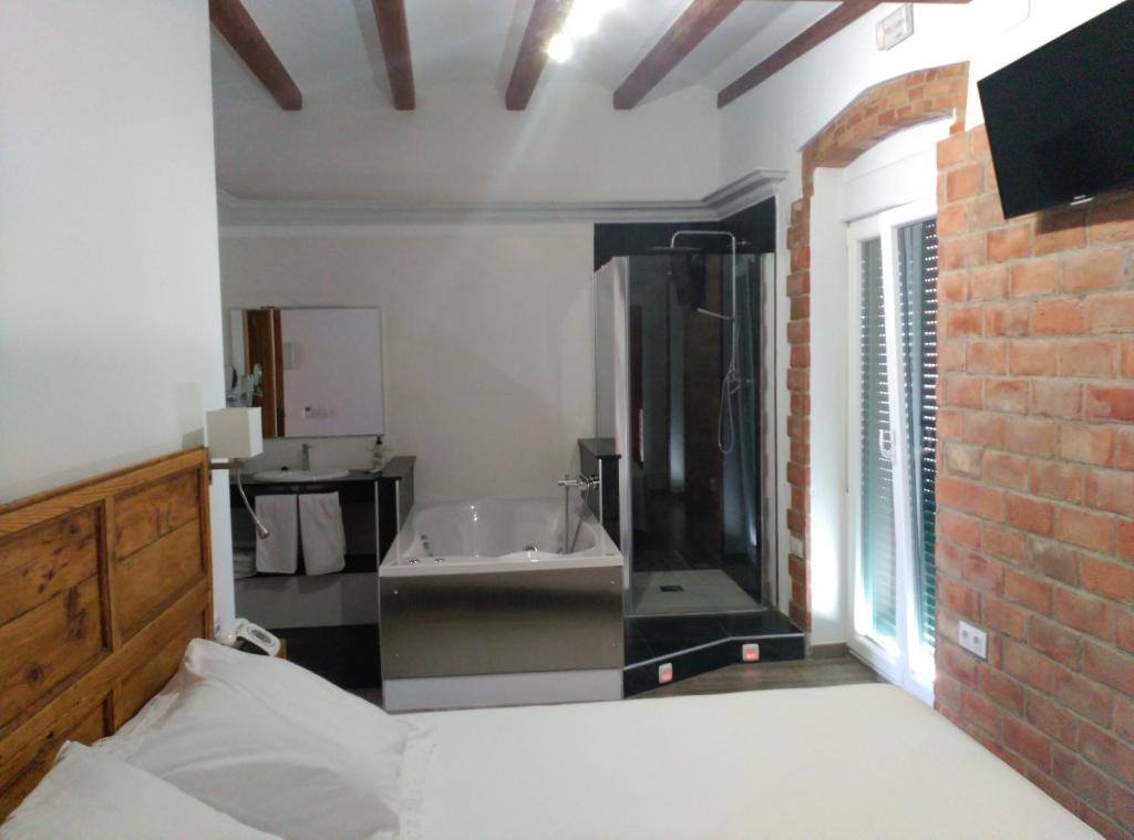 La salle de bains est pourvue d'un lavabo et d'une baignoire. dans l'établissement Nou Casablanca, à Vinaròs