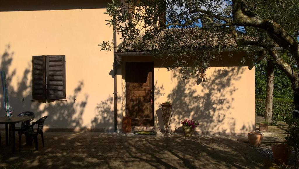 a shadow of a building with a table and a tree at Villa Milù in Spoleto