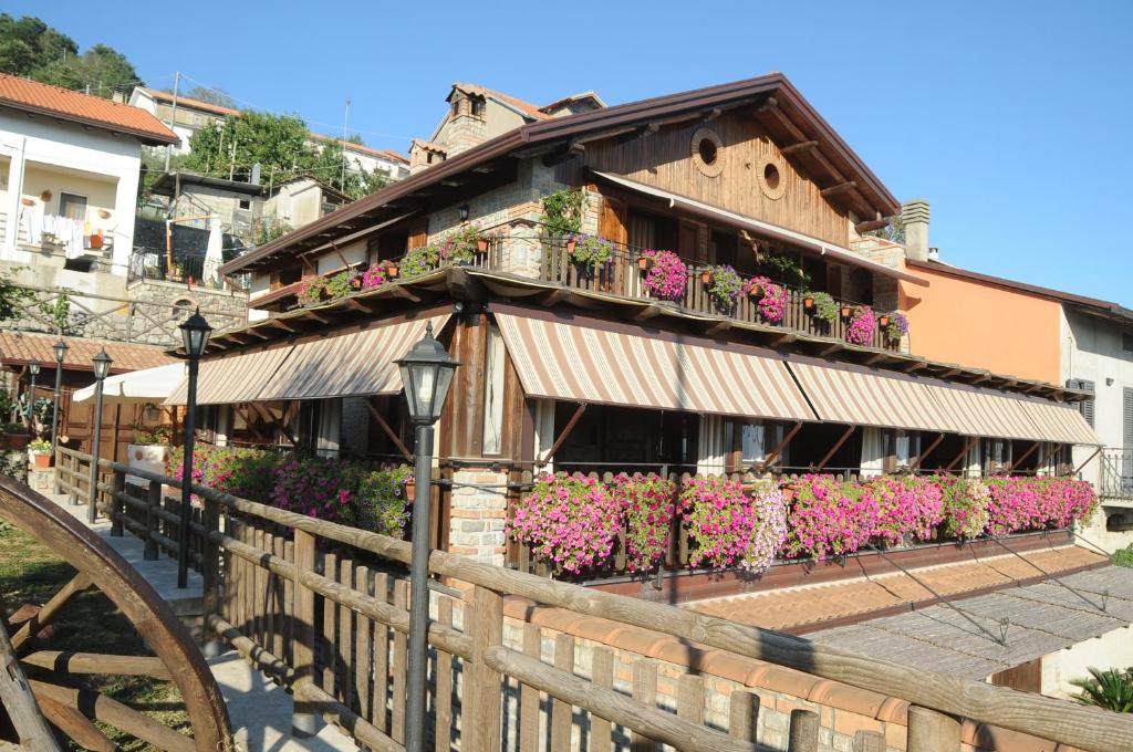 un edificio con cajas de flores en su lado en Agriturismo La Baita en Agerola